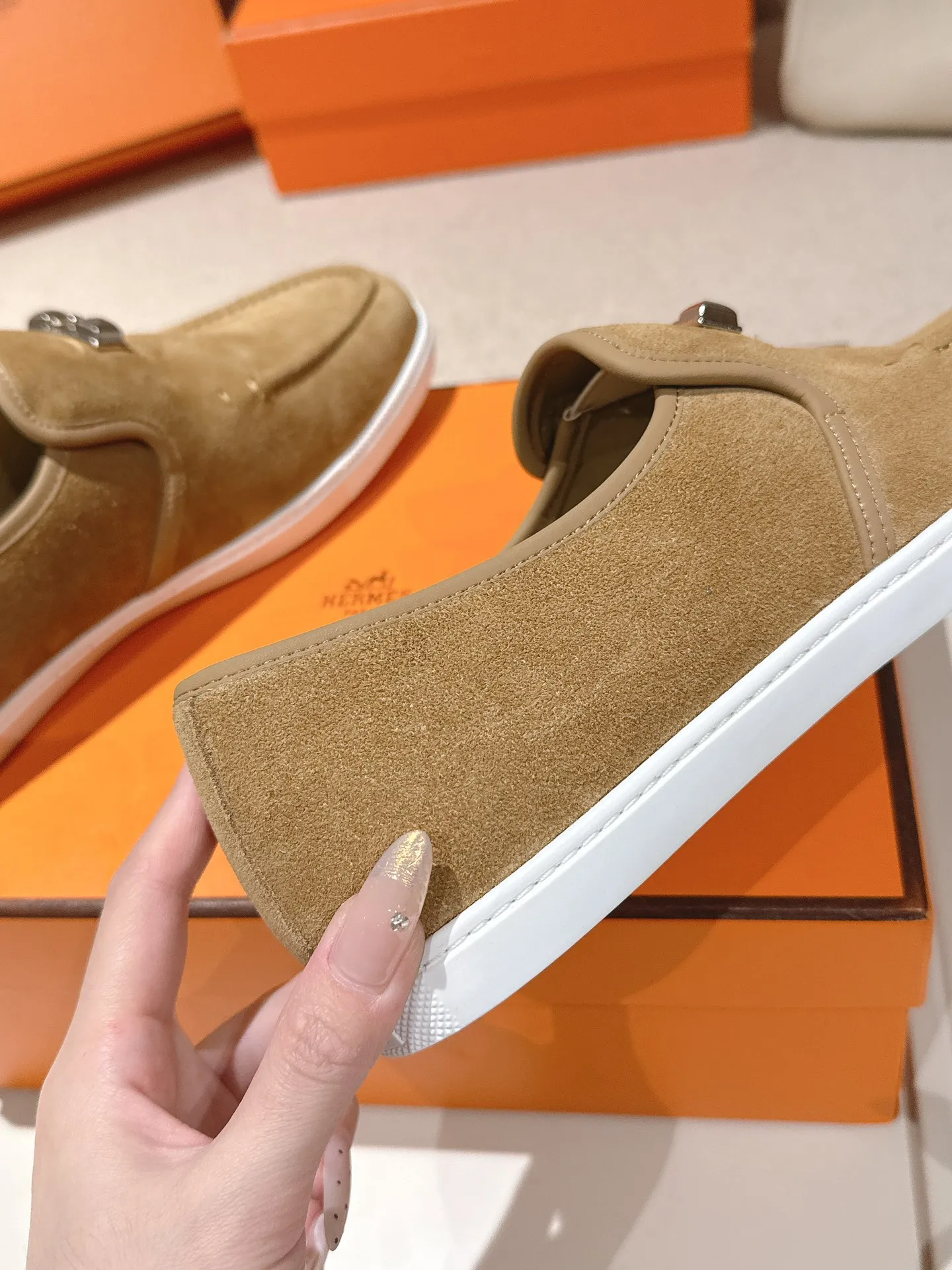 Men's Men's Shoes 600💰 Hermes# Couple Studded Loafers Calfskin and suede goatskin lace-up free sneakers with signature "H" detail. The design is simple and smooth, creating a fashionable urban look. It is comfortable and versatile. H family classics are not outdated, and the delivery counter is exquisitely packaged🛍📦 Fabric: Original customized imported first-layer cowhide/cow down Lining: Imported soft sheepskin Sole: Original open-molded anti-slip TPU material Size: 35-45